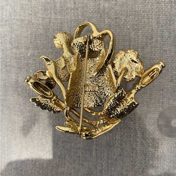 Watering Can, flowers  Gardener brooch/pin. Gold tone VG used condition. - Picture 3 of 4